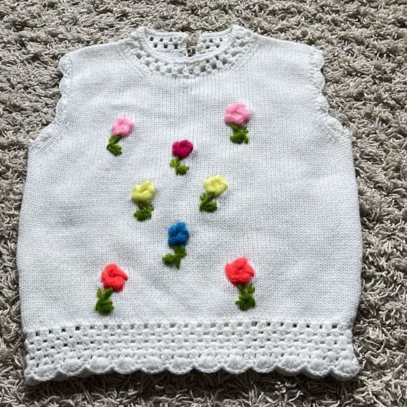 Vintage Sally Gee Women’s sleeveless Sweater Bright Flowers White Hand Crochet 1 - Picture 1 of 12